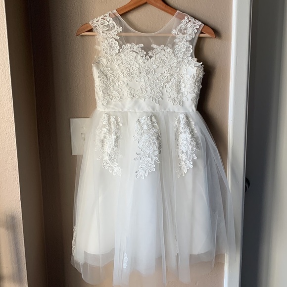 Ivory Sleeveless Tulle Appliqué Ivory Flower Girl Dress - Picture 2 of 8